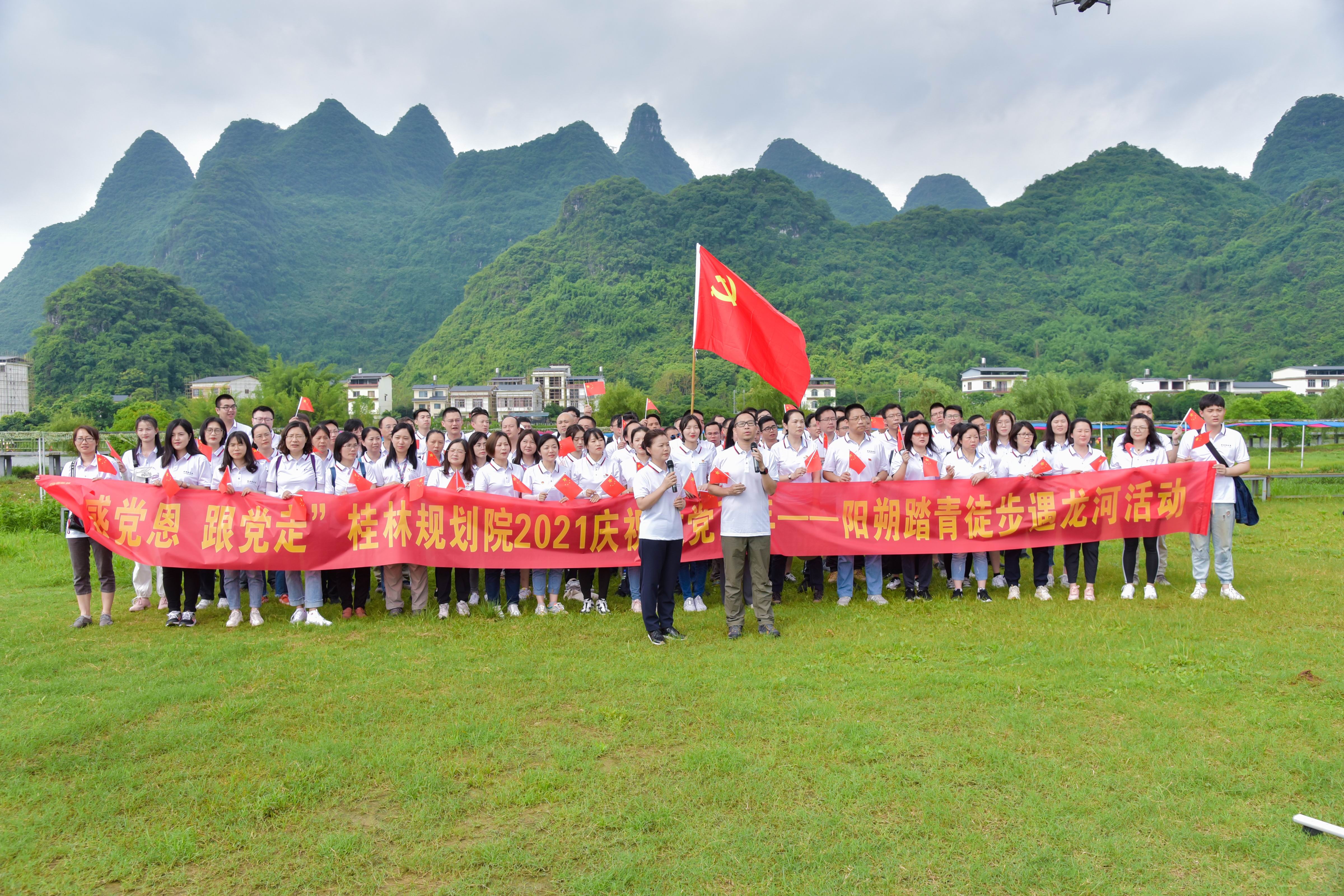 歌頌愛(ài)國(guó)歌曲，共同為...